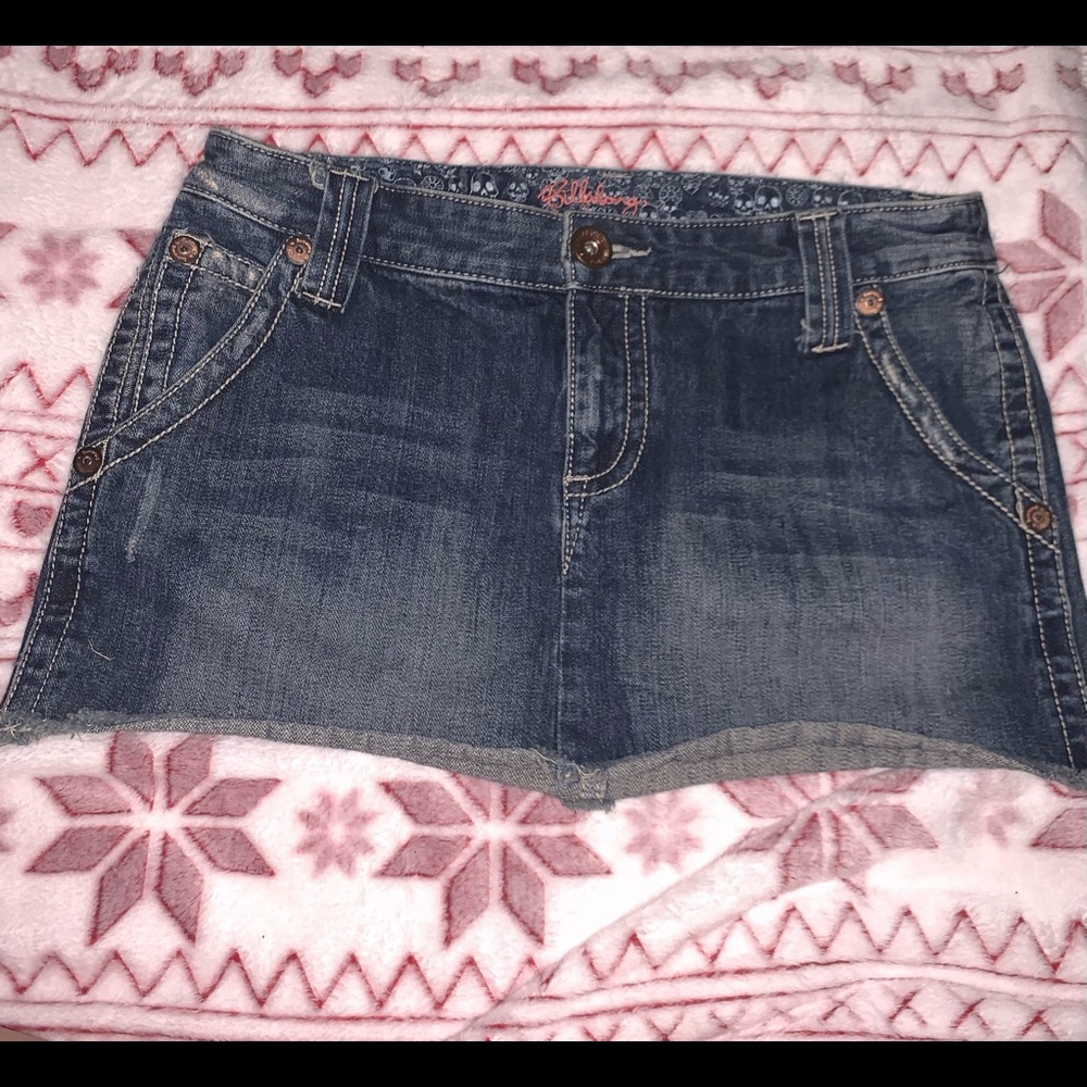 I’m selling this beautiful micro mini skirt. Size 9 in womens never worn.